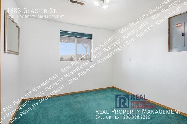 Building Photo - 1683 Glacier St
