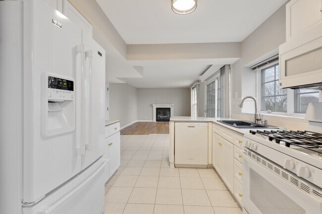 Building Photo - 3245 Gresham Ln E