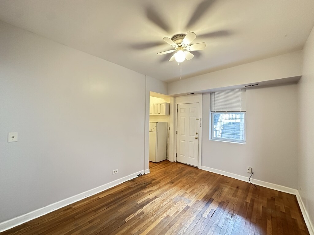 Building Photo - 2405 W Wilson Ave