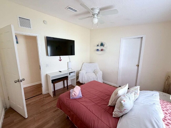 Building Photo - "Charming 1-Bedroom for Rent, Oasis in Vibrant West Palm Beach – Your Ideal Urban Retreat!"