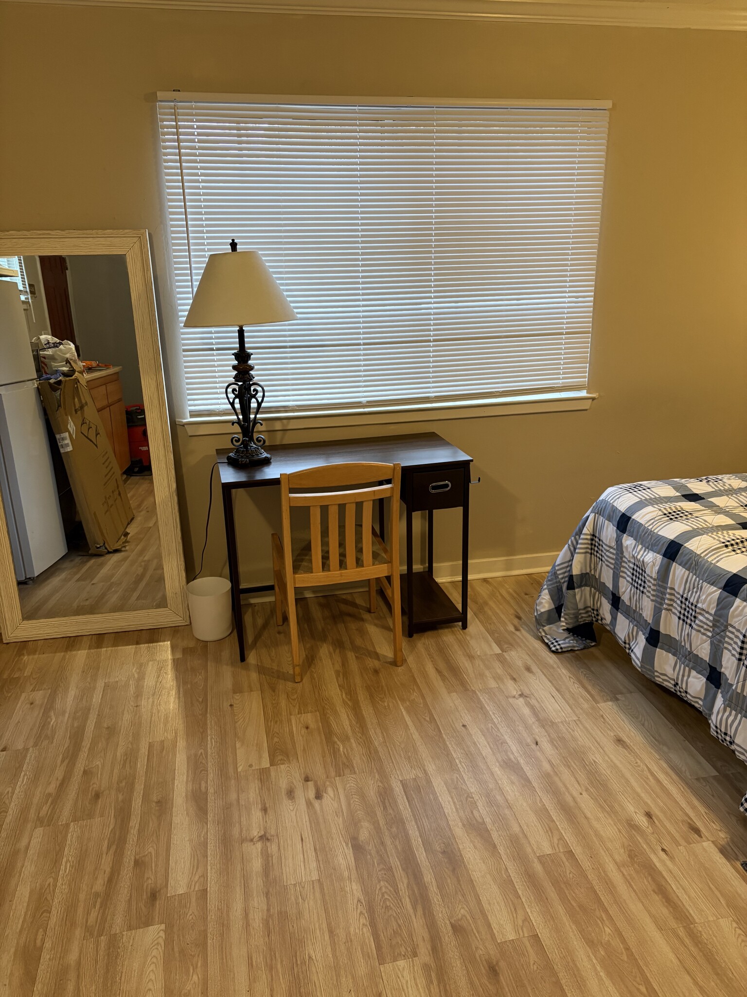 Building Photo - 1050 E 8th St