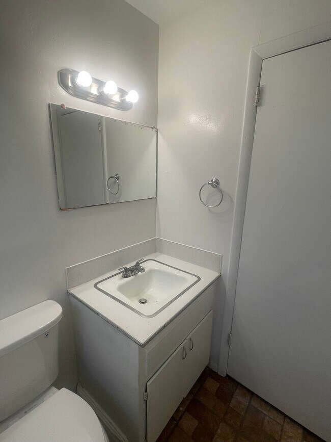 Building Photo - 225-227 E 200 S
