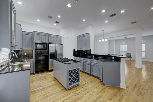 Building Photo - 5609 Lacy St