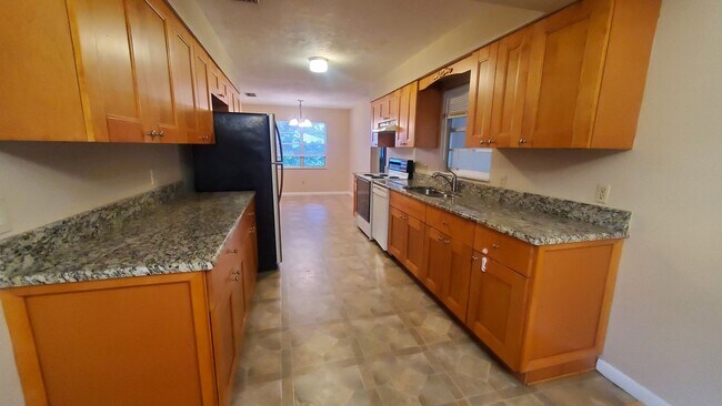Building Photo - Large 3 Bedroom, 2.5 Bath with large Den and Family Room in Rainbows End, Dunnellon, FL