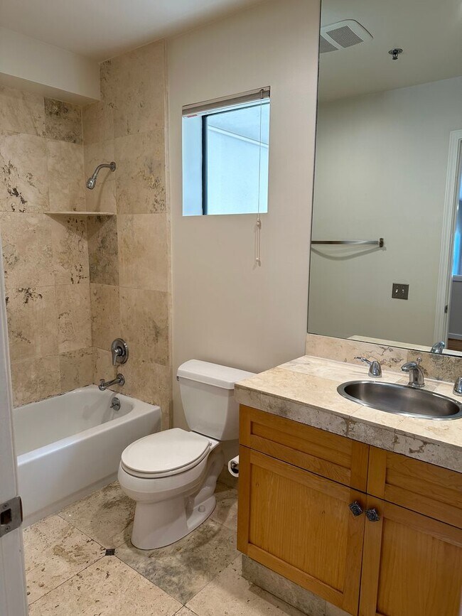 Building Photo - SPACIOUS 1-Bedroom 1.5 bath Live/Work loft...