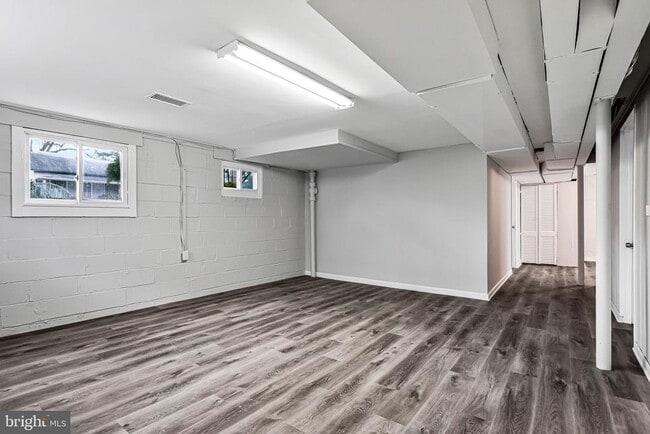 Building Photo - 617 N Wakefield St