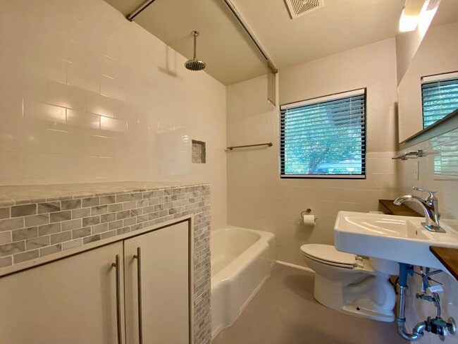 Building Photo - Charming 4 Bedrooms, 3 Bathrooms Home in Allandale!!!!