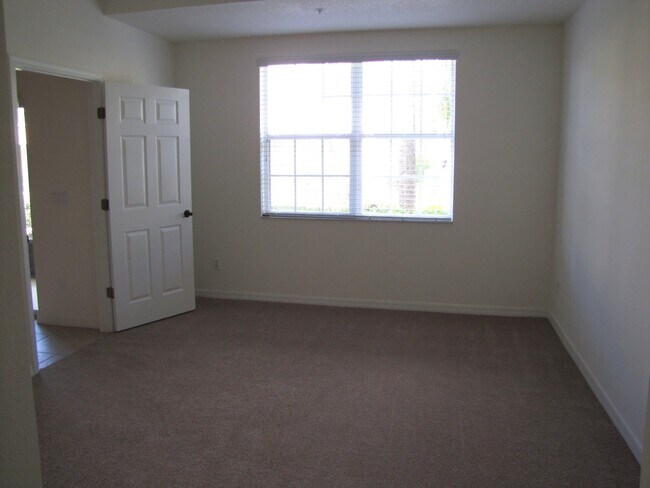 Building Photo - Spacious 3/2 Condo in the Gated Oakwater Community with Single Car Garage!