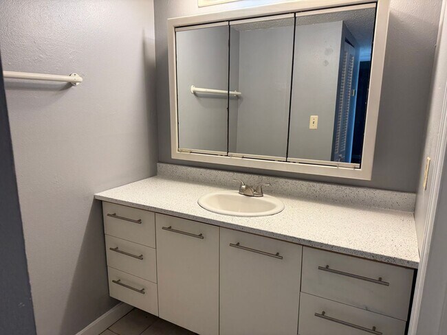 Building Photo - * MOVE IN SPECIAL * 1/2 OFF 2ND MONTH'S RENT!! Spacious 876 SF Unit - 2 bd / 1 ba near UF - Brand...