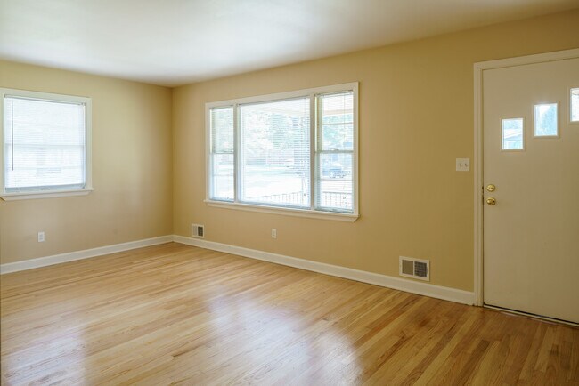 Building Photo - Super 3-brm stone ranch with brand new win...