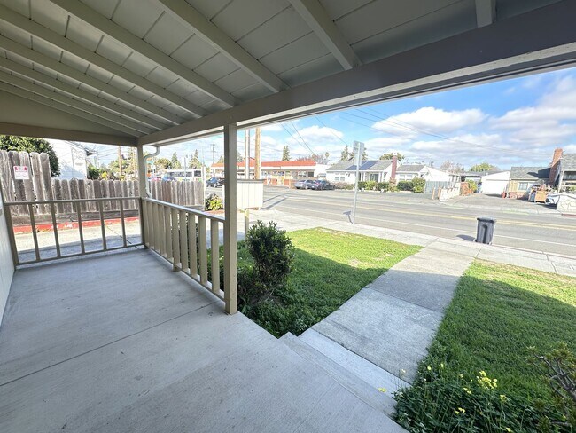 Building Photo - Ready For Move in~ 2BEDS/1BATH HOUSE FOR RENT W/Laundry Hook-Ups!