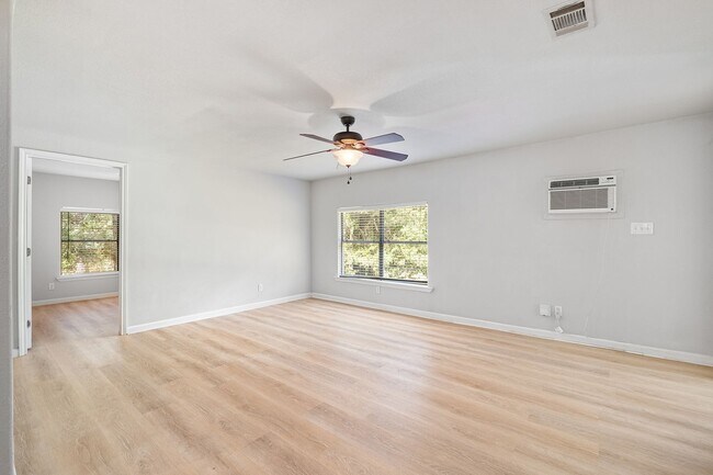 Building Photo - Secluded 3 bedroom, 1 bath house in the co...