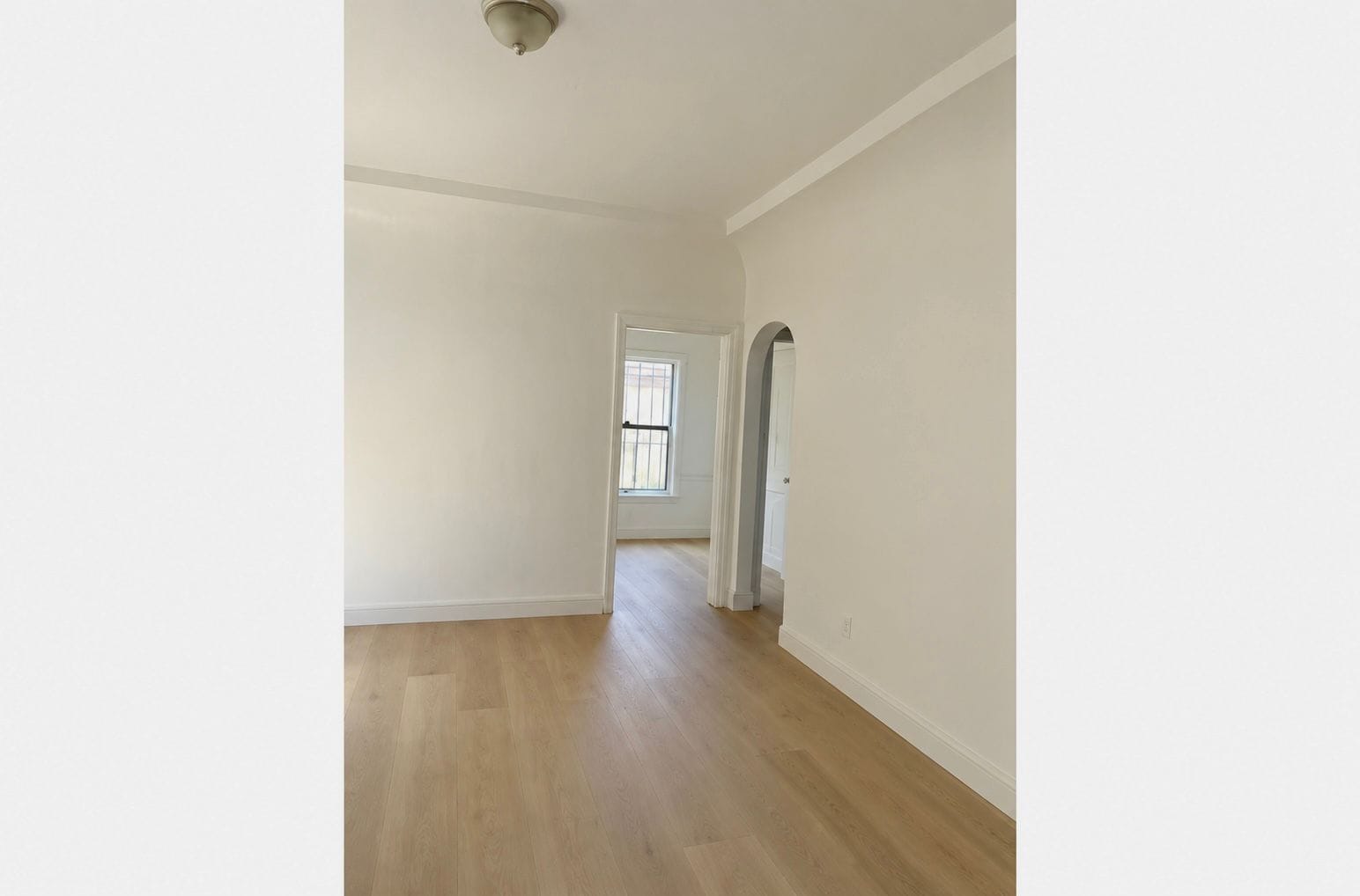 Building Photo - 912 W 78th St