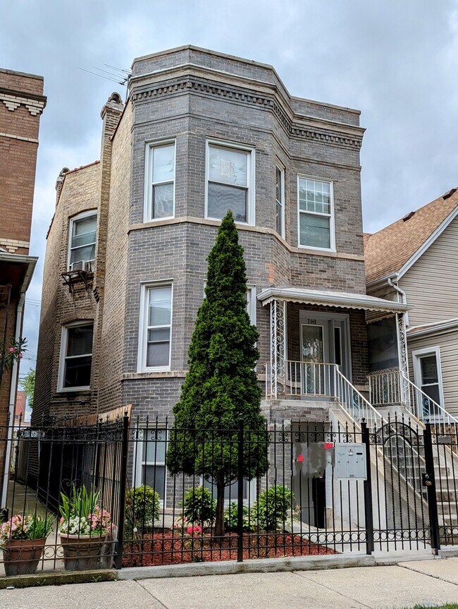 Primary Photo - 2440 N Harding Ave