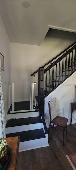 Building Photo - 416 W Howry Ave