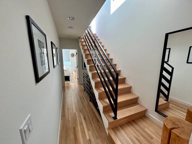 Building Photo - Spacious Ballard Townhome- 2 Bedrooms with Parking