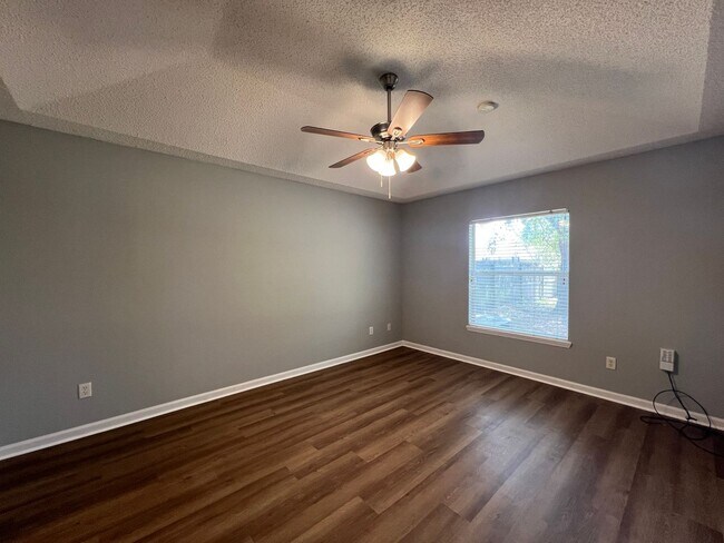 Building Photo - ** COMING SOON ** FENCED Three Bedroom in Watermill