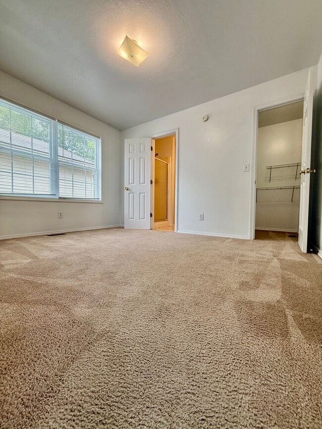 Building Photo - Price Reduction 3 Bedroom Available August...