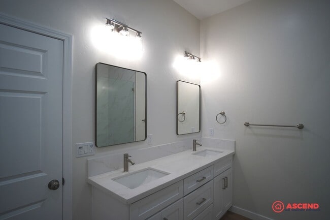 Building Photo - Brand New Home In Tehachapi!