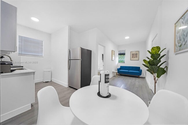 Building Photo - 1029 SW 5th St