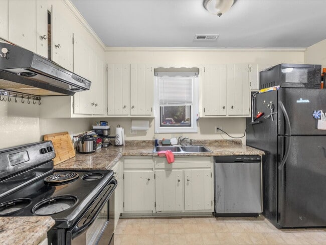 Building Photo - 1701 Early Settlers Rd