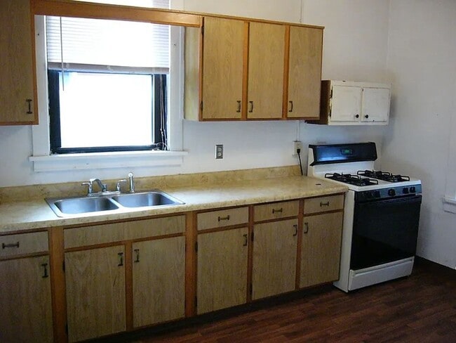 Building Photo - Three bedroom home with laundry