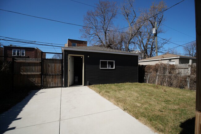 Building Photo - 836 N Parkside Ave