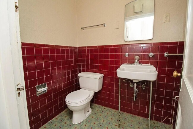 Building Photo - 815 5th Ave S