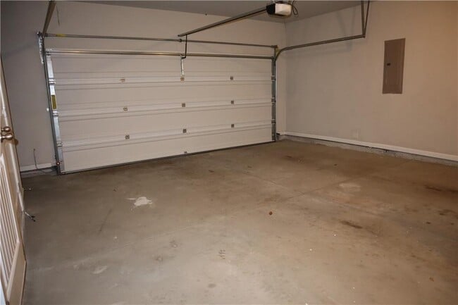 Building Photo - 561 Sunset Park Dr