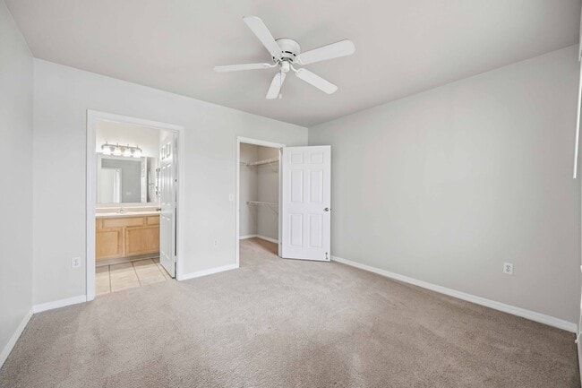 Building Photo - 2/2 condo with beautiful water views available now for an annual lease