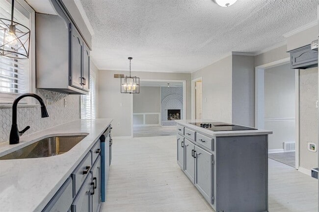 Building Photo - 7801 Autumn Creek Dr