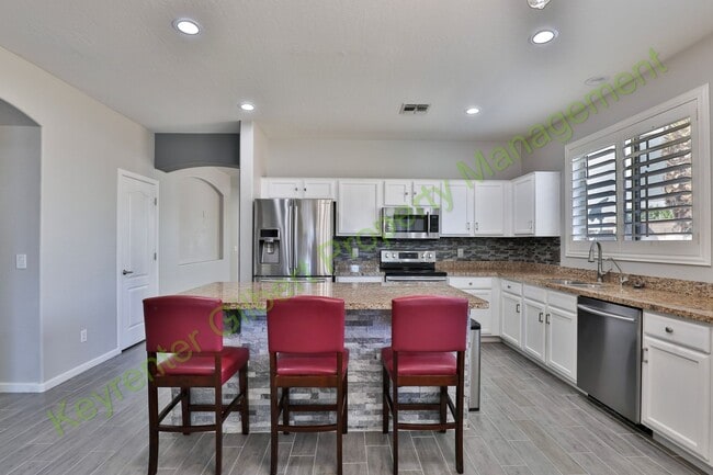 Building Photo - Spacious 4-Bedroom Home with Pool in Gilbe...