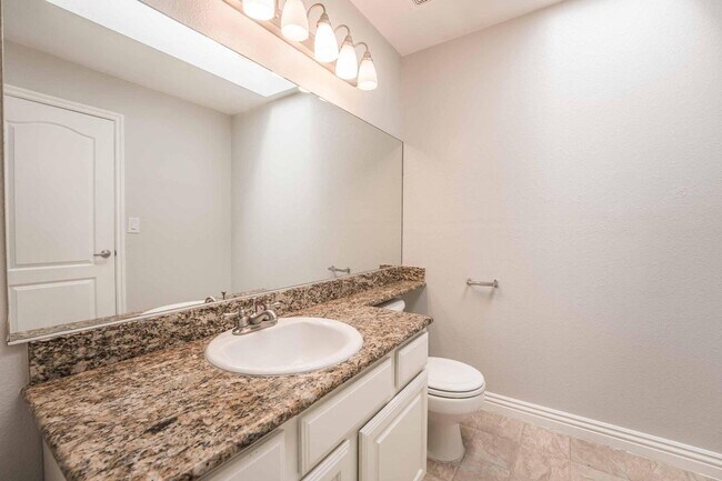 Building Photo - Beautiful 2 bed, 2 bath condo ready to mov...