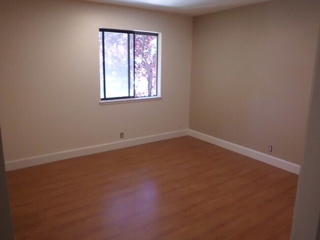 Building Photo - Now leasing beautiful one bedroom home!