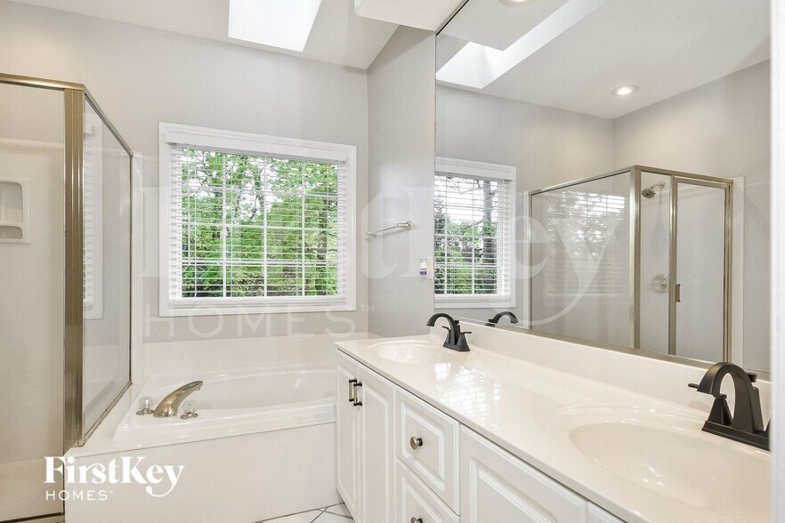 Building Photo - 11 Stonebury Ct