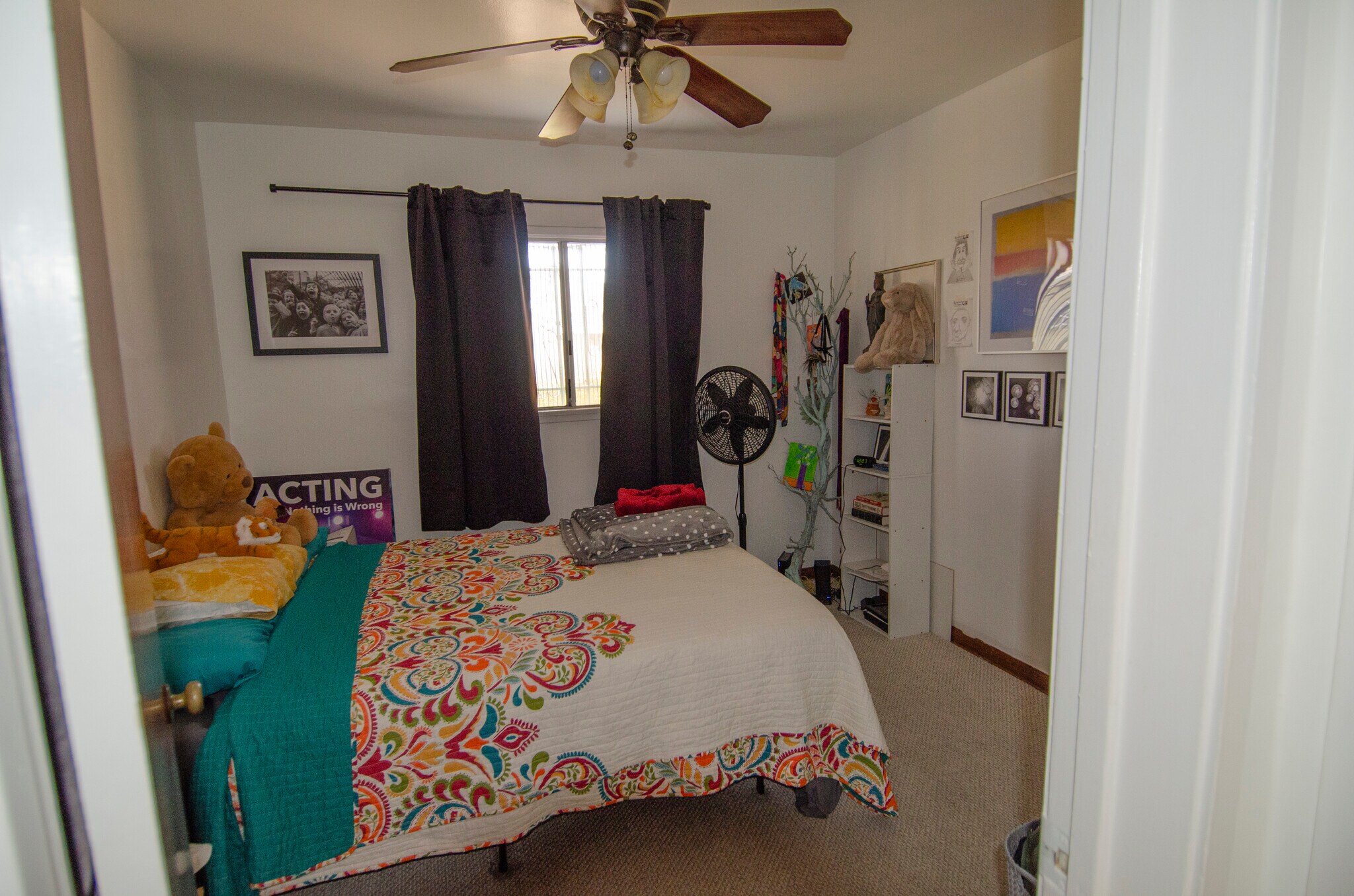 Bedroom w/ Queen Bed - 835 N Wilton Pl