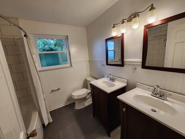 Building Photo - 720 Woodfield Dr
