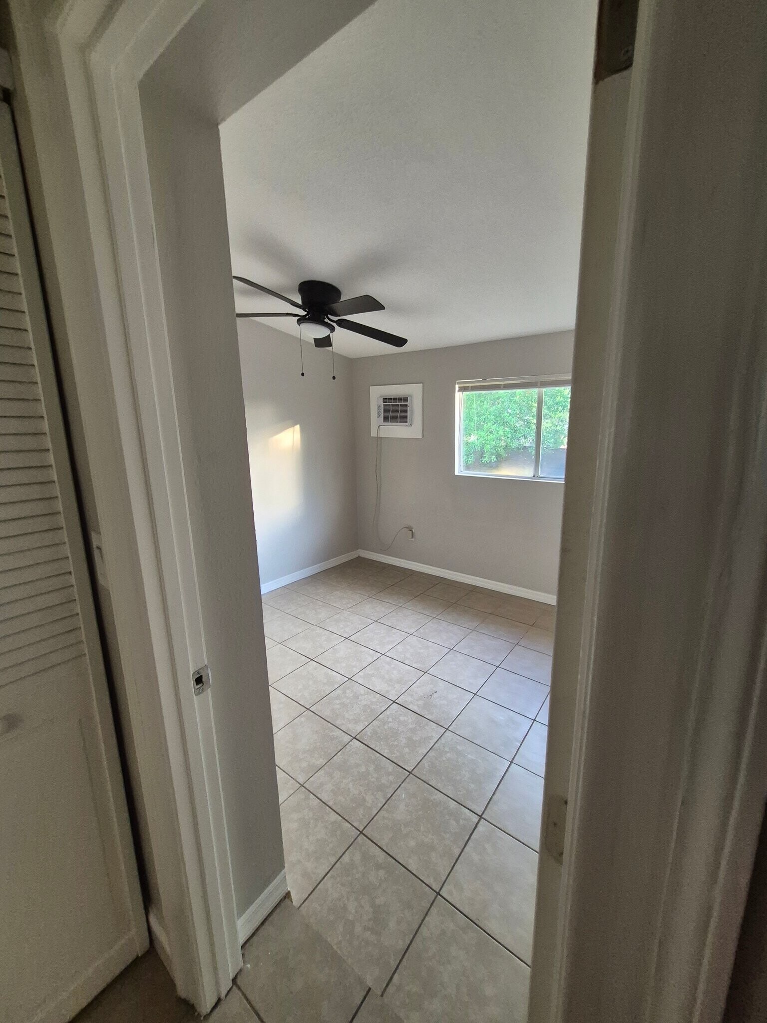 Building Photo - 7071 Holiday Dr