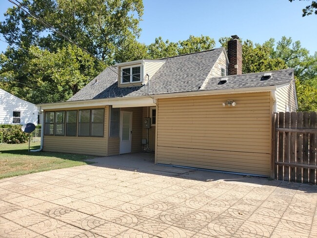 Building Photo - 24hr notice required before showings. Beau...