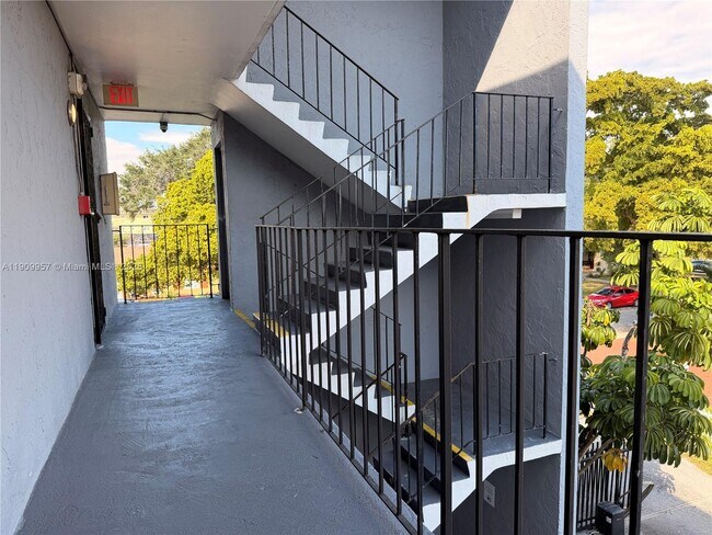 Building Photo - 13725 NE 6th Ave