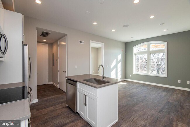 Building Photo - 1340 S 13th St