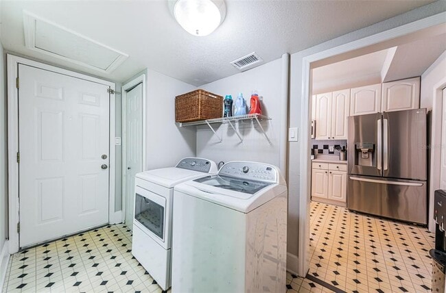 Building Photo - 833 1st St NE