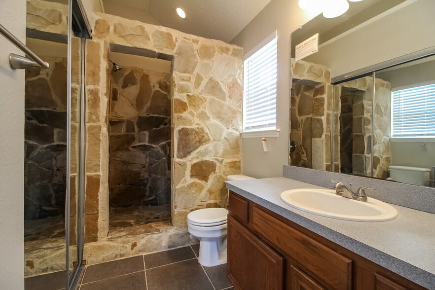 Building Photo - 706 Valleycreek Rd