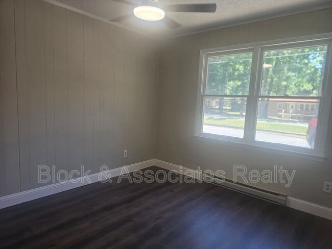Building Photo - 506 Lake Dr
