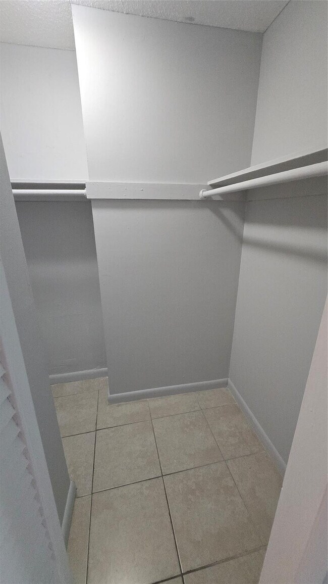 Building Photo - 15221 NE 6th Ave