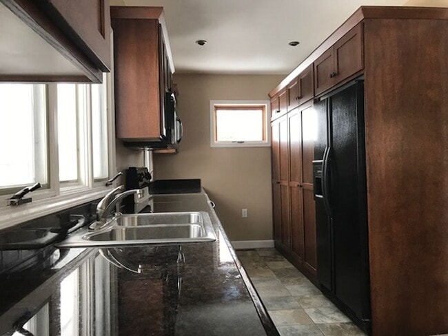 Building Photo - 3BR, 1.5 Bath Single Family Home - Brainer...