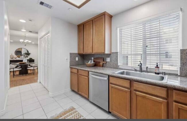 Building Photo - BEAUTIFUL 4 BED 3 BATH UNIT!!!!!