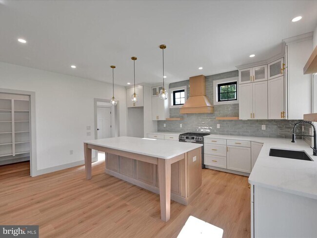 Building Photo - 4 Bed 3.5 Bath Brand New Custom Home in East Petersburg