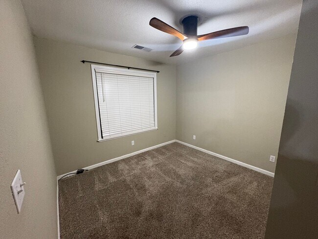 Building Photo - Great 4 bedroom home with pool