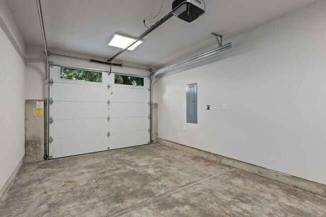 Building Photo - 2bd/1.75ba Seattle Home